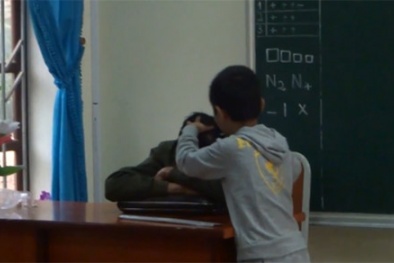 Thầy giáo để học sinh nhổ tóc bạc trong giờ sẽ bị kỷ luật?
