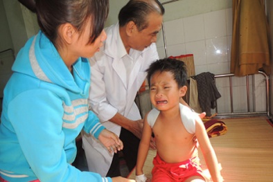 Bé trai bị bố đánh dập gan: Trớ trêu chuyện bà muốn cháu được vào làng SOS 