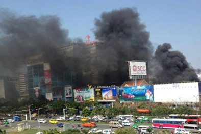 Người dân hoảng hốt vì cột khói đen bốc lên gần sân bay Tân Sơn Nhất