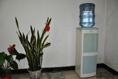 Đặt sai vị trí bình uống nước khiến Ngũ hành tương khắc