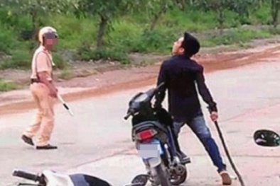 Tay cầm gậy sắt, lao thẳng vào tổ công an đánh 2 chiến sĩ bị thương