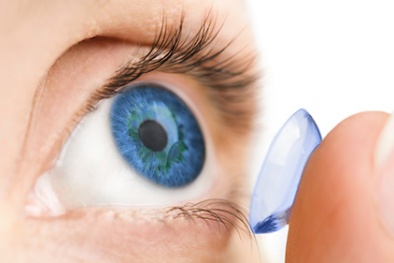 Kính giãn tròng có thể phá hủy các kháng khuẩn tự nhiên trong mắt 