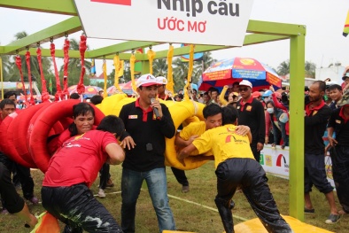 MC Quyền Linh mang cây cầu ước mơ trị giá 700 triệu đến với dân nghèo