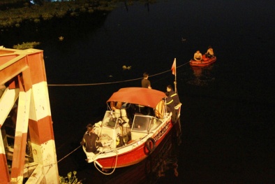 Bi hài chuyện mất xe vì mải cứu đôi tình nhân nhảy sông tự sát