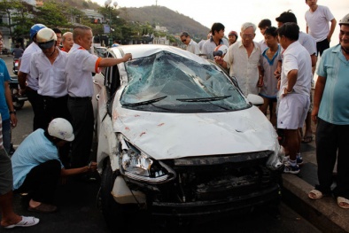 Taxi 'trọng thương' sau cú bay xuống biển như phim hành động