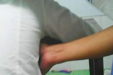 Thầy giáo luồn tay qua nách nữ sinh chỉ bài là phi nhân tính?