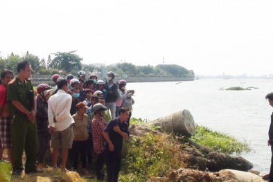 Ùn tắc vì đổ xô đi xem vớt xác thanh niên trôi dạt gần cầu Ghềnh