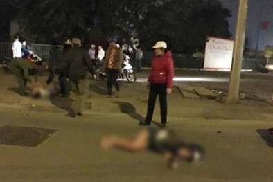 Xe Mercedes tông mạnh xe máy, đôi nam nữ bay xa hàng chục mét