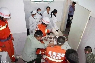 Vỡ òa nước mắt sau 3 giờ giải cứu bé sơ sinh bị bỏ rơi trong bồn cầu