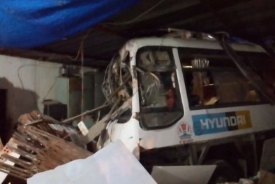 Tiếng la hét hoảng loạn bên trong 2 căn nhà bị xe khách tông sập