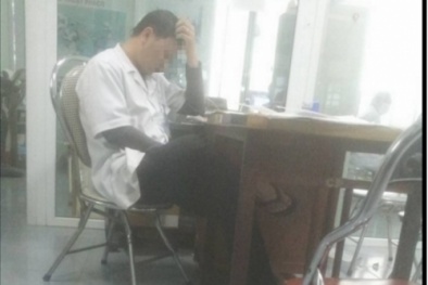 Bộ Y tế xử lý vụ bắt bệnh nhân đợi 4 tiếng vì bận nghịch điện thoại