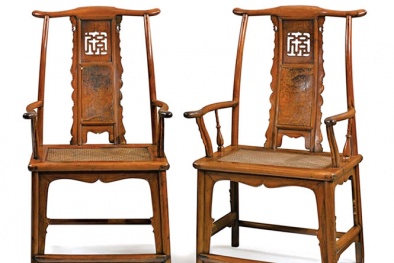 Cặp ghế cổ làm từ gỗ sưa đỏ và thuya trị giá 1,2 triệu USD