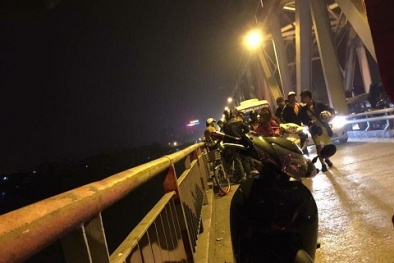 Người nhà chết lặng gom kỷ vật tình yêu chàng trai nhảy sông Hồng tự sát bỏ lại