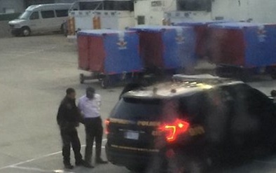 Phi công Mỹ say rượu 'lơ mơ' bị còng tay ra khỏi máy bay 