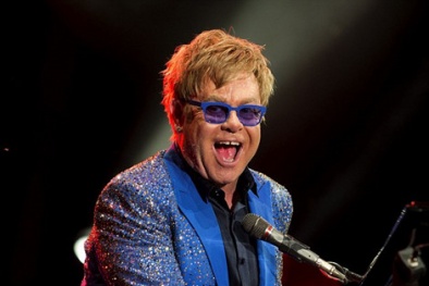 Danh ca Elton John bị tố quấy rối tình dục