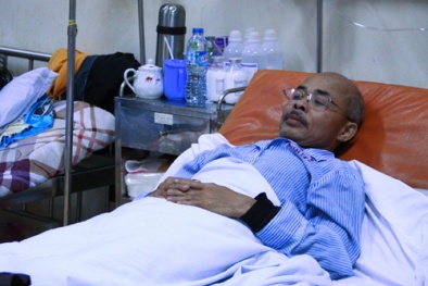 Đồng nghiệp khóc nghẹn thương nghệ sĩ Hán Văn Tình nhập viện trở lại