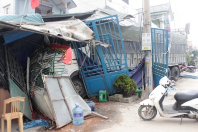 Tiếng hét thất thanh bên trong 5 căn nhà bị xe tải húc vào