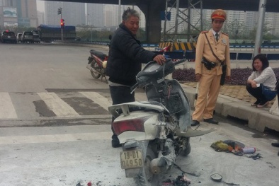 Cô gái khóc tu tu vì xe Honda Lead bất ngờ bốc cháy khi chờ đèn đỏ