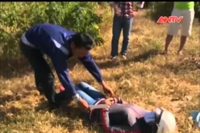 Lấy đá đập đầu người tình rồi kéo cô gái giấu trong vườn mía