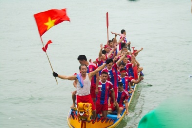 Đua thuyền rồng chào mừng ngày Bác Hồ về thăm làng cá Cát Hải