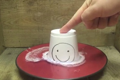 Kinh hãi nhìn ly nhựa xốp 'tan chảy' trong nước tẩy sơn móng tay 