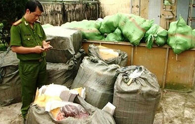 Phát hiện 1,6 tấn nội tạng động vật ‘vi vu’ trên xe khách 