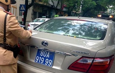 Đột nhập lò chuyên cung cấp biển số giả ở Hà Nội