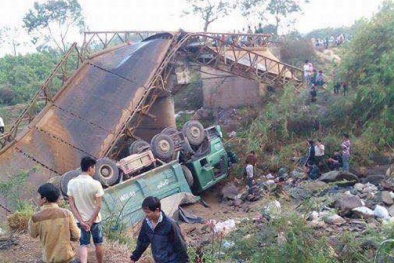 Xe chở cát quá tải làm sập cầu sắt ở Đắk Lắk, một học sinh rơi xuống sông