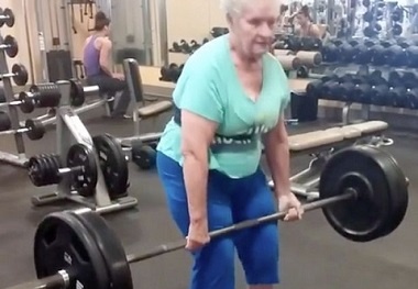 Choáng với cụ bà gần 80 tuổi nâng mức tạ hơn trăm cân 