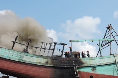 Người đàn ông như 'đài lửa' nhảy ra khỏi tàu cá đang bốc cháy dữ dội