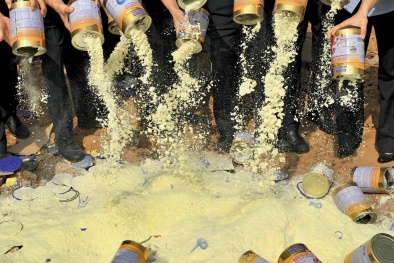 Trung Quốc rúng động vì bê bối 17.000 hộp sữa trẻ em bị làm giả 