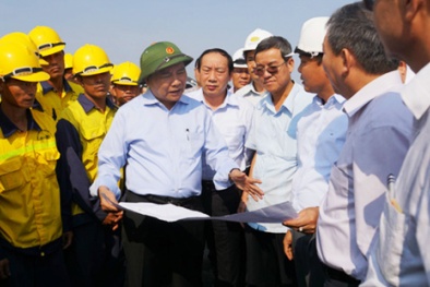 Ông Nguyễn Xuân Phúc đích thân thị sát hiện trường khắc phục sự cố sập cầu Ghềnh