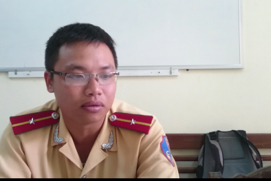Chân dung CSGT hóm hỉnh yêu cầu sinh viên đi ngược chiều chép phạt
