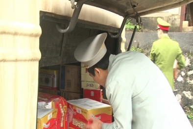 Có gì trong 50 thùng hàng in chữ Trung Quốc giấu dưới ghế ngồi xe khách?