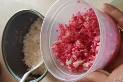 Giải mã hiện tượng cơm chuyển màu đỏ tươi sau khi để qua đêm