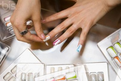 Thu hồi móng tay giả Trung Quốc có chứa chất gây dậy thì sớm