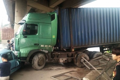 Đang dừng ở đường gom vẫn bị xe container 'vả' cho bẹp rúm