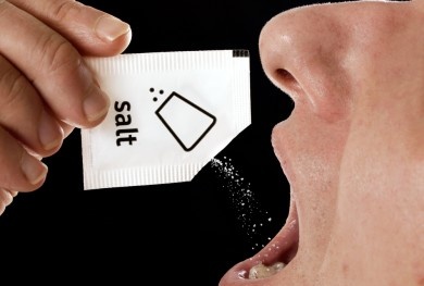 Nguy cơ suy thận vì thói quen ăn mặn