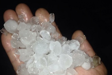 Giông kèm mưa đá phủ trắng trời Lào Cai