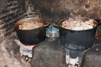 Đột kích cơ sở tái chế mỡ bẩn trên nền đất nhớp nháp ở Vĩnh Phúc