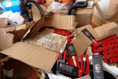 Gần 1.000 hộp mỹ phẩm không rõ nguồn gốc ‘rủ nhau’ Nam tiến