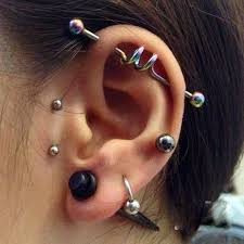 Nam thanh niên 'đeo' khối u sụn lớn sau tai vì tự xỏ khuyên