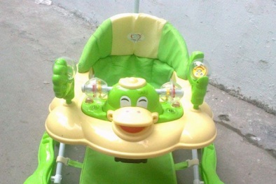 Bé 6 tháng tuổi gãy xương hàm mặt vì xe tập đi lao xuống cầu thang