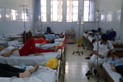 Cùng ngày, 2 người chết và 51 người nhập viện vì ngộ độc thực phẩm