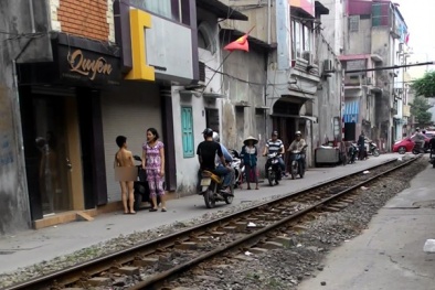 Mẹ cầm roi 'hộ tống' con trai 12 tuổi cởi truồng đi trên phố