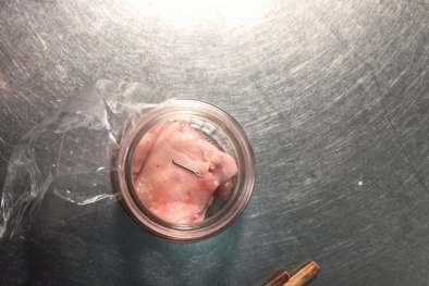 Phát hiện thịt heo chứa kim tiêm khi nấu ăn cho học sinh trường khiếm thính