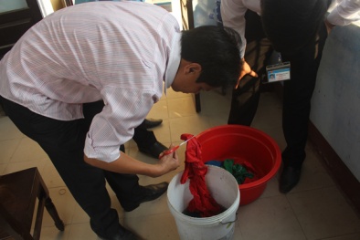 Tin tức thị trường trong ngày 13/4: Xác minh sinh vật giống đỉa lúc nhúc trong quần áo