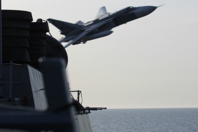 Nín thở theo dõi Su-24 của Nga chơi trò 'mèo vờn chuột' với khu trục hạm Mỹ