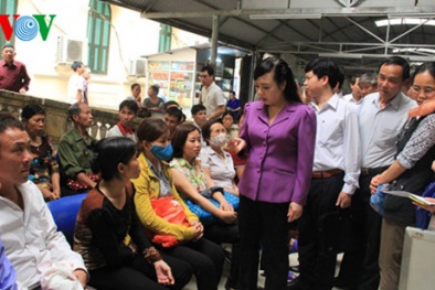Bộ trưởng Nguyễn Thị Kim Tiến nghe dân 'mách' về thái độ phục vụ của y, bác sĩ