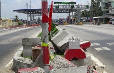 Cần Thơ: Bức xúc với trạm thu phí, người dân dỡ dải phân cách